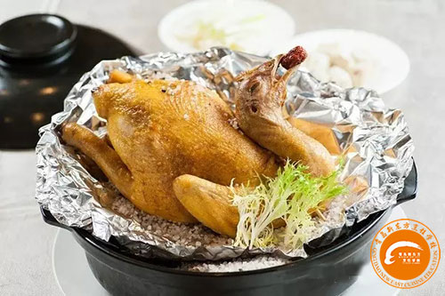 选择厨师这个行业，可以从中获得成就感和无上荣光