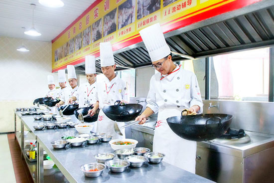 学厨师练基本功很辛苦吗