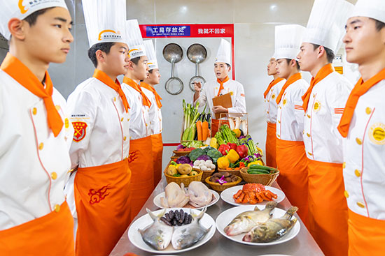 未成年能学厨师吗，没满14岁可以学厨师吗
