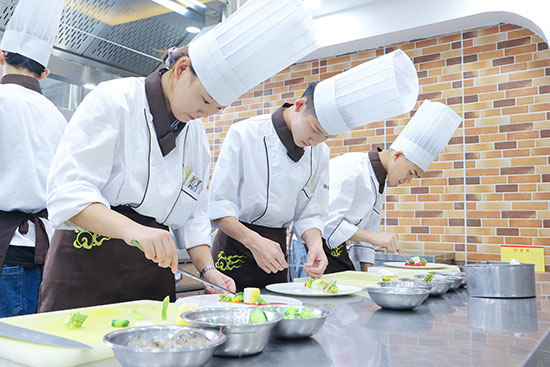 初中生学西餐好还是学西点好